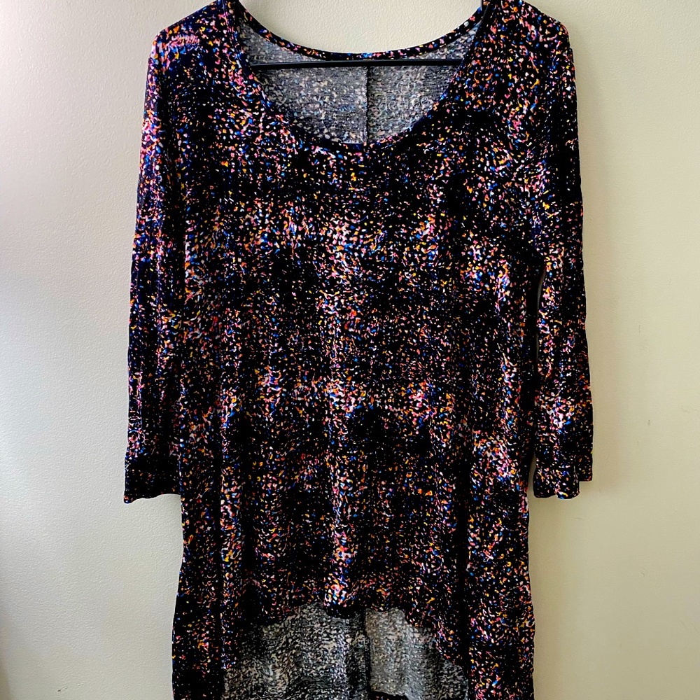 Cute shorter in the front longer in the back 3/4 sleeve shirt, size Large